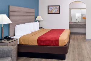 Postel nebo postele na pokoji v ubytování Econo Lodge Inn & Suites Port Arthur near Sabine Pass