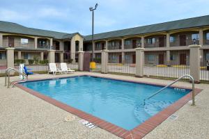 Bazén v ubytování Econo Lodge Inn & Suites Port Arthur near Sabine Pass nebo v jeho okolí
