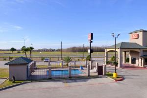 Bazén v ubytování Econo Lodge Inn & Suites Port Arthur near Sabine Pass nebo v jeho okolí
