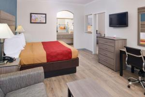 Un pat sau paturi într-o cameră la Econo Lodge Inn & Suites Port Arthur near Sabine Pass