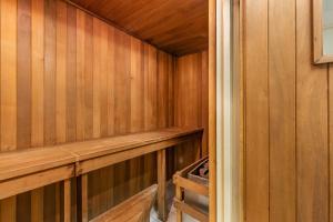 a sauna with a wooden paneled wall at Darlinghurst Fully Self Contained Modern 1 Bed Apartment (POP) in Sydney
