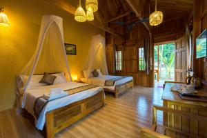 - une chambre avec 2 lits et une télévision dans l'établissement Island Lodge, à Duong Dong 63 autres photos