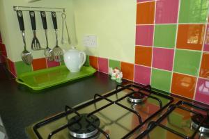 un forno da cucina in una cucina con piastrelle colorate di Courtyard Cottage a Knaresborough Altre 6 foto