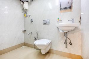 uma casa de banho com um WC e um lavatório em FabExpress Silver Lake em Mumbai