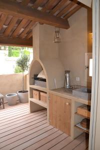 eine Küche mit einer Theke und Holzböden in der Unterkunft La Maison de Moustiers in Moustiers-Sainte-Marie + 65 Fotos