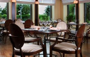 Reštaurácia alebo iné gastronomické zariadenie v ubytovaní Hotel Kuracyjny Spa & Wellness