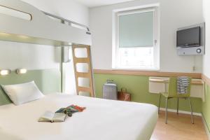 Postel nebo postele na pokoji v ubytování ibis budget Basel Pratteln