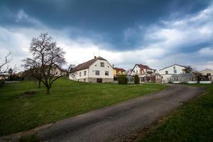 un grupo de casas al lado de una carretera en Rozboudovec, en Křemže