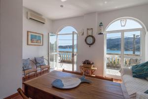 una sala de estar con una mesa con un pájaro. en La Mia Casa, en Portovenere