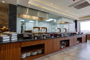 Kuchyň nebo kuchyňský kout v ubytování Regenta Inn Ranip Ahmedabad