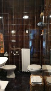 un bagno con due WC e un lavandino di SOFIANNA a Castiglioncello