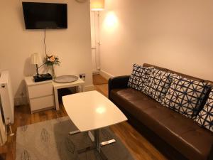 Televisyen dan/atau pusat hiburan di Abbey Wood Station Five Bedroom Self Contained House