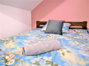 Кровать или кровати в номере Pokoje Optima