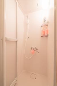 baño con ducha con manguera en la pared en Hong house, en Tokio 34 fotos más