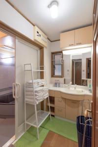 y baño con toallero eléctrico y lavamanos. en Hong house en Tokio