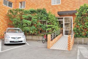 auf einem Parkplatz vor einem Gebäude geparkt in der Unterkunft Hotel Yokosuka in Yokosuka