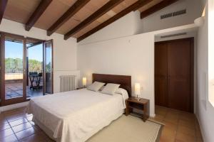 コロニア・サン・ジョルディにあるAgroturismo Ses Arenesのベッドルーム(ベッド1台付)、バルコニーが備わります。
