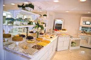 um buffet com muitos tipos diferentes de alimentos em exposição em Hotel Oma Zita em Forquilhinha