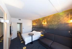 Säng eller sängar i ett rum på ibis Styles Poitiers Nord