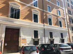 ローマにあるCavour Suites Guest Houseの車が停まった建物