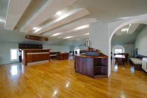 een grote kamer met houten vloeren en een kamer met een piano bij Villa Panorama in Međugorje