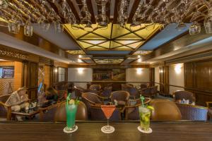 Hotel Pokhara Grande italokat is kínál