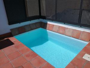 Basen w obiekcie Casas de Sevilla - Casa Sevillana Harinas26 lub w pobliżu