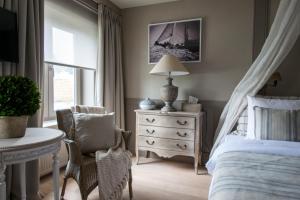 - une chambre avec un lit, une table et une chaise dans l'établissement Lebeau 19 Hotel, à Knokke-Heist