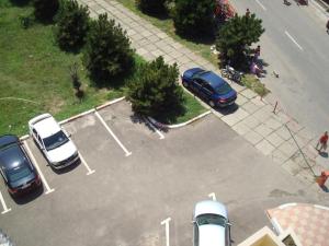 une vue aérienne sur les voitures garées dans un parking dans l'établissement Hotel Victoria, à Costinesti