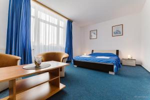 Postel nebo postele na pokoji v ubytování Hotel Iris + 37 fotografií