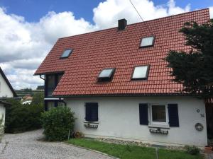 uma casa branca com um telhado vermelho em Ferienwohnung Moni em Bräunlingen