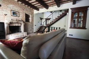 uma sala de estar com um sofá e uma lareira em Villa Santa Maria em Montegiorgio