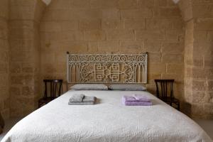 um quarto com uma cama com duas almofadas em Casa Florean Centro Storico Lecce em Lecce