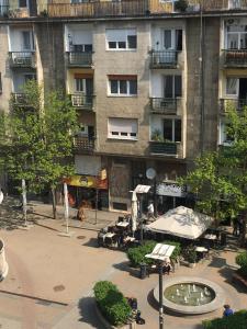 ブダペストにあるApartment Budacenterの噴水のあるアパートメントビル