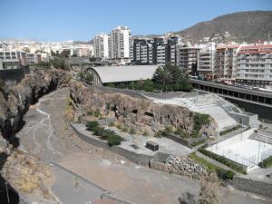 vista su una città con edifici e una montagna di Dúplex céntrico, hasta 6 personas. a Santa Cruz de Tenerife