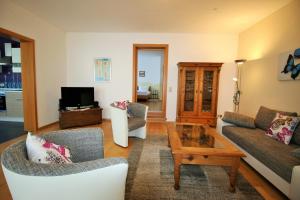 Una sala de estar con dos sofás y una mesa de café. en Fewo Spiaggia - Gästehaus Kön, en Zeltingen-Rachtig