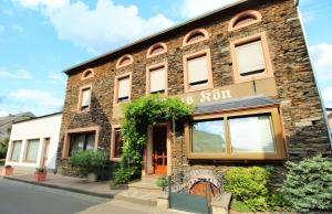 un edificio de ladrillo con plantas a su lado en Fewo Spiaggia - Gästehaus Kön, en Zeltingen-Rachtig
