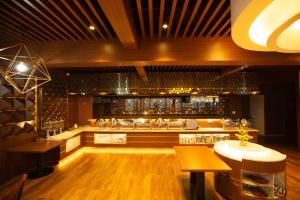 een restaurant met een bar met tafels en glazen bij Dragon King 1 Hotel in Da Lat