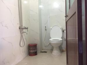 e bagno con servizi igienici e cabina doccia. di Khách sạn Ngọc Quỳnh a La Gi