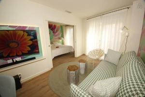 una sala de estar con sofá y una pintura en la pared en The Shell - New Apartment en Alicante