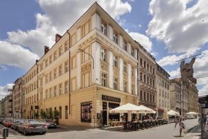 duży budynek na rogu ulicy w obiekcie Prestige Apartments 7 we Wrocławiu