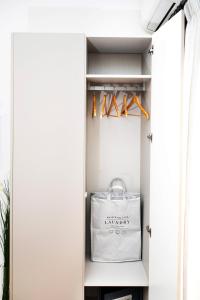 um armário com um saco branco numa prateleira em Grey Rhino 1min From The White Tower em Tessalônica