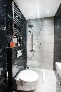 W łazience znajduje się prysznic, toaleta i umywalka. w obiekcie Grey Rhino 1min From The White Tower w Salonikach
