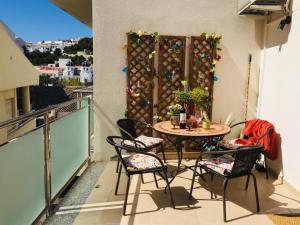 eine Terrasse mit einem Tisch und Stühlen auf dem Balkon in der Unterkunft Antares in Altea