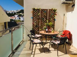 Un patio con una mesa y sillas en un balcón. en Antares, en Altea