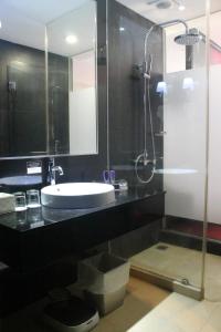 Vannituba majutusasutuses Amaroossa Cosmo Jakarta