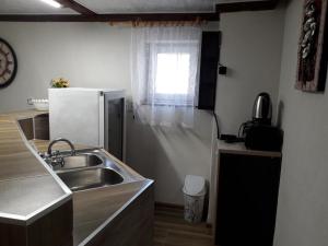 Kuchyň nebo kuchyňský kout v ubytování Апартамент "Цвети"