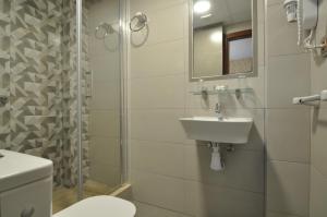 Hostal Almanzor tesisinde bir banyo