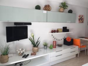 Una sala de estar con un televisor en una pared blanca. en Antares, en Altea