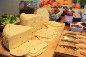 a cutting board with cheese and crackers on a table at Holistyczne Ujęcie in Głody
